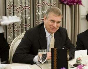 Guvernul britanic ia în calcul excluderea prinţului Andrew din linia de succesiune la tron